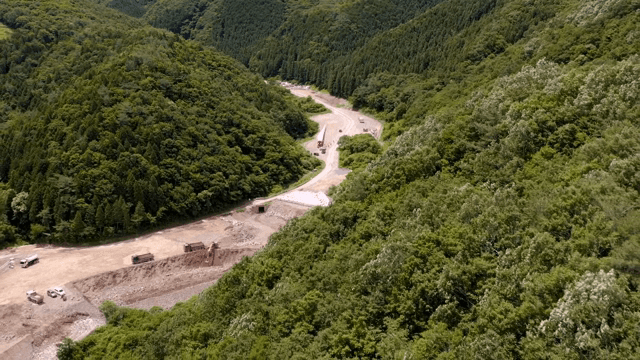 푸른 산 속의 건설 현장