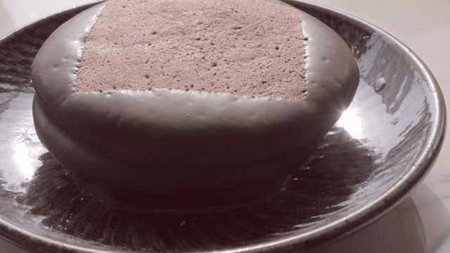 접시에 놓인 초콜릿 덮인 디저트