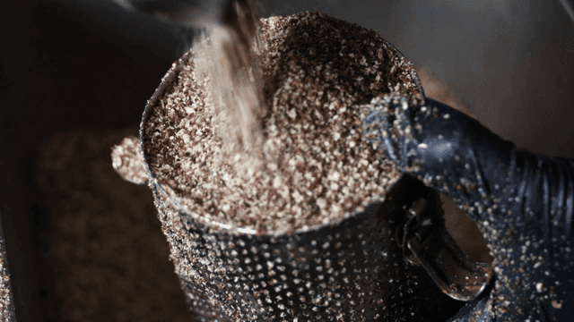 Perilla powder poured into metal sieve
