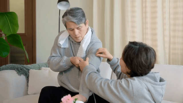 노부부가 혈압을 측정하는 모습