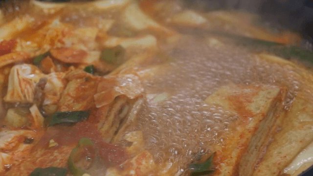 냄비에서 끓고 있는 떡볶이