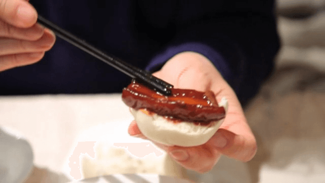 홍소육을 빵에 올려 만드는 모습