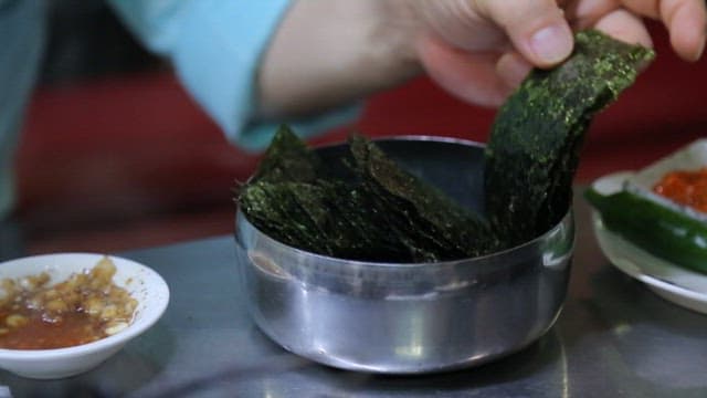 대접에 들어있는 구운김