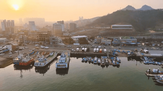 고요한 항구에 정박한 배들과 일몰