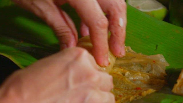 김치로 신선한 참치를 돌돌 마는 모습