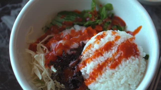 초장이 뿌려진 회 비빔밥