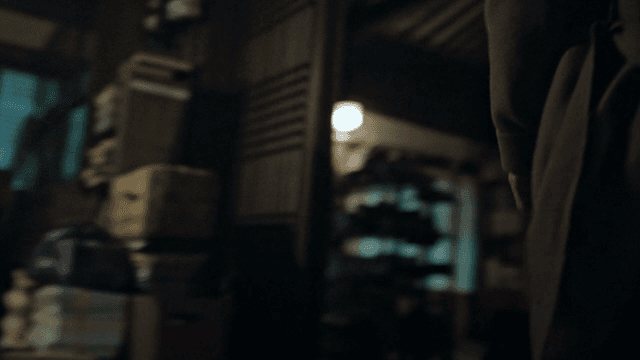 어두운 방으로 들어가는 사람