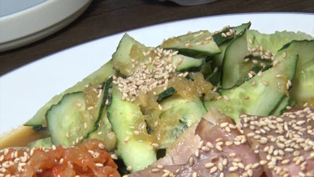 먹음직스럽게 플레이팅된 족발과 오이