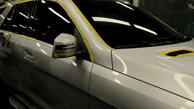 작업장에서 자동차 차문을 청소하는 전동 브러쉬