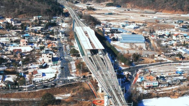 눈이 내린 마을과 기차역 및 선로