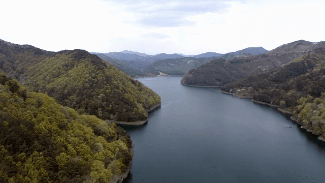 푸른 산으로 둘러싸인 고요한 호수