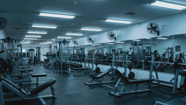 다양한 운동 기구가 있는 빈 체육관