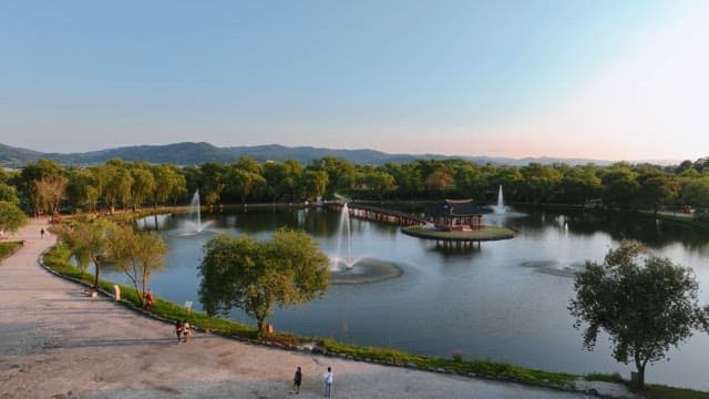 고요한 연못과 정자가 있는 경치 좋은 공원