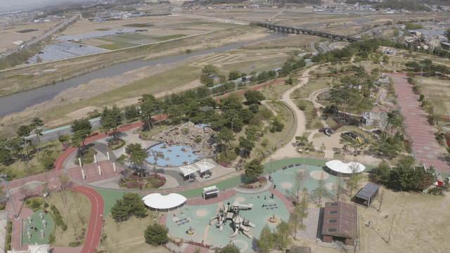 놀이터와 산책로가 있는 공원의 항공 뷰