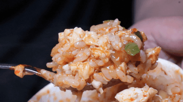 순두부찌개에 비빈 밥 한 숟가락