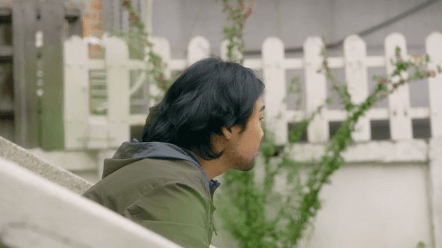 입구 계단에 앉아 있는 남자