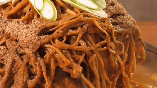 고구마순이 올려진 감자탕