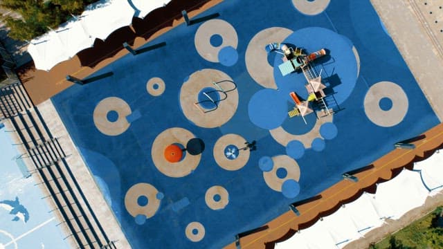 기하학적 패턴의 화려한 놀이터