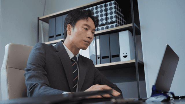 사무실 책상에서 일하는 사업가