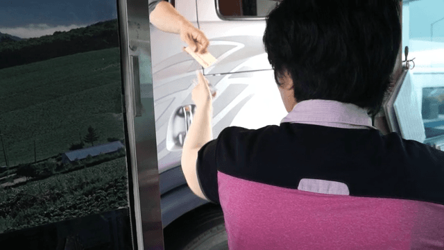 운전자와 소통하는 톨게이트 직원