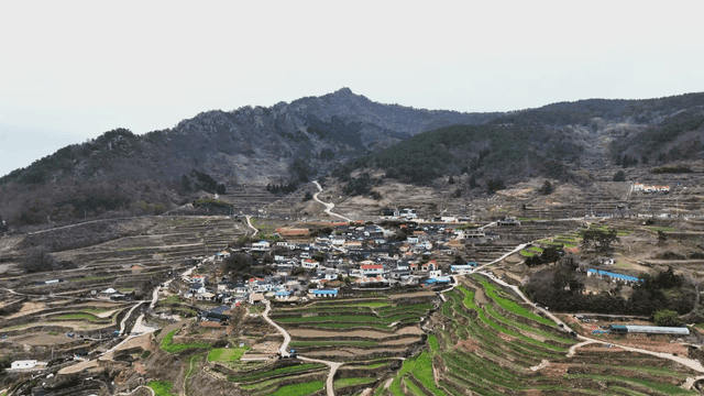 계단식 논으로 둘러싸인 시골 마을
