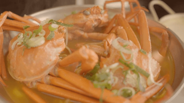 고명으로 장식된 찜통 속 게