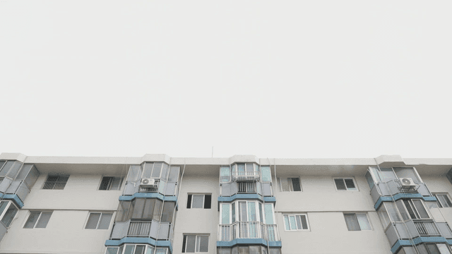 맑은 하늘 아래 아파트 건물