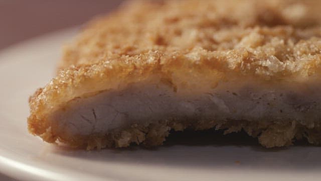 바삭바삭한 돈가스 위로 부어지는 소스