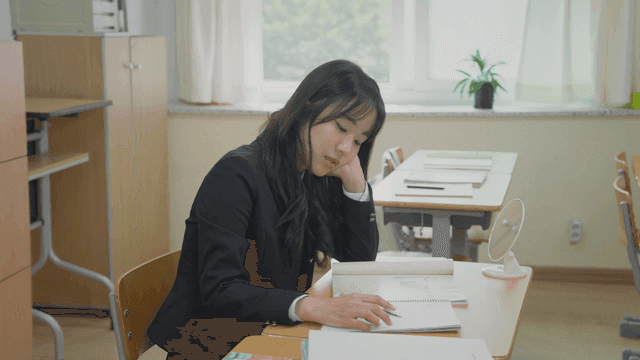 교실에서 공부하다 지루해하는 학생