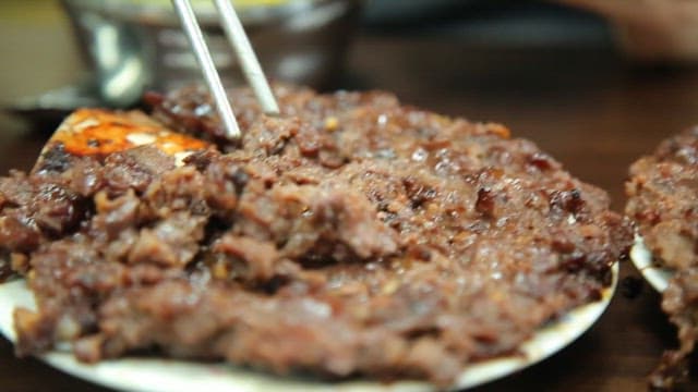 젓가락으로 집어드는 구운 소고기 떡갈비