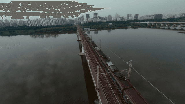 고요한 강 위를 지나는 기차