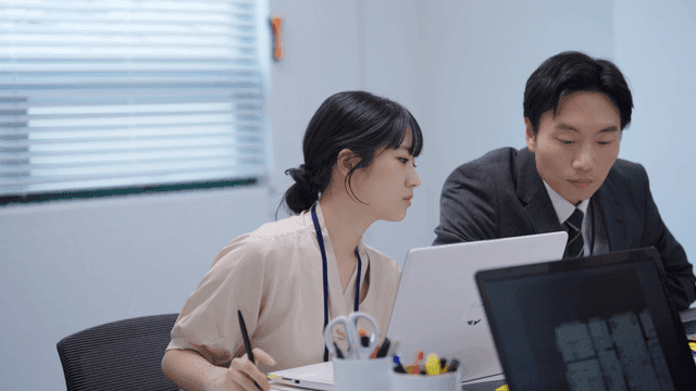 집중적인 토론이 있는 사무실 회의