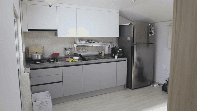 현대적인 가전이 있는 깔끔한 주방