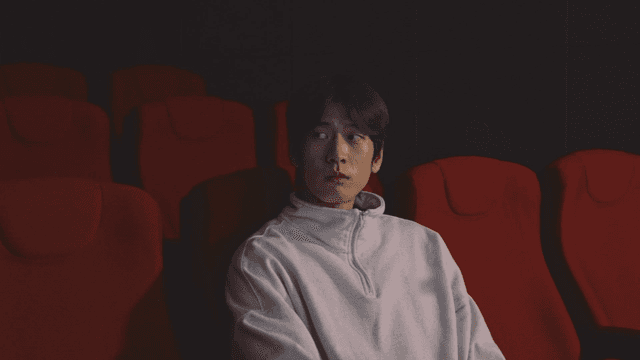 영화관에서 영화를 보는 남자