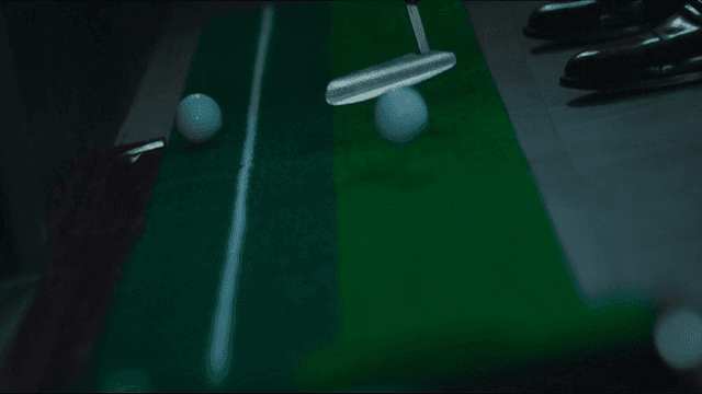 실내에서 골프공으로 퍼팅 연습