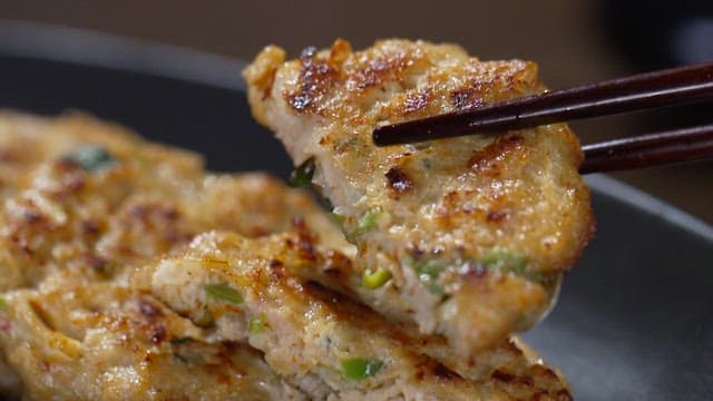 노릇노릇하게 구워진 동그랑땡을 집어드는 젓가락