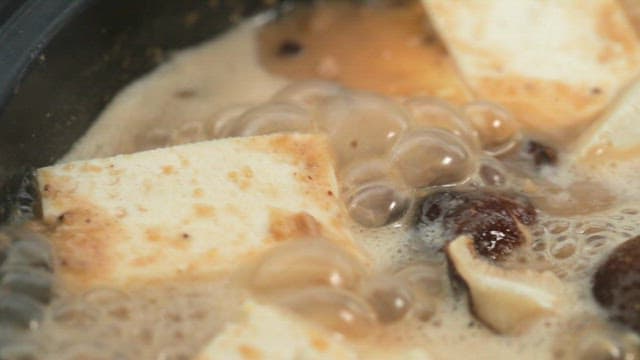 끓고 있는 다양한 채소와 두부가 푸짐히 들어간 청국장