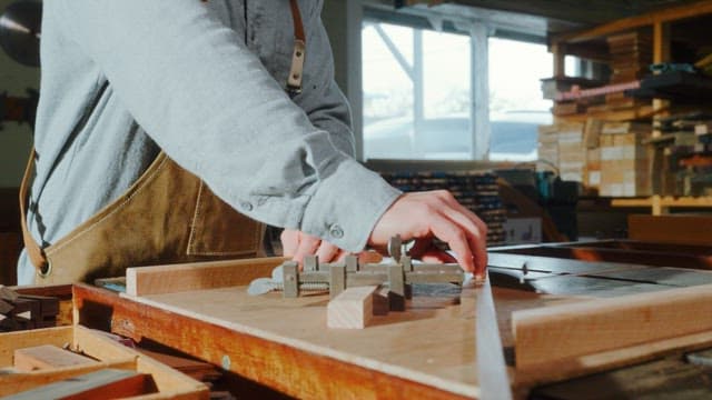 목공예 장인의 정교한 작업