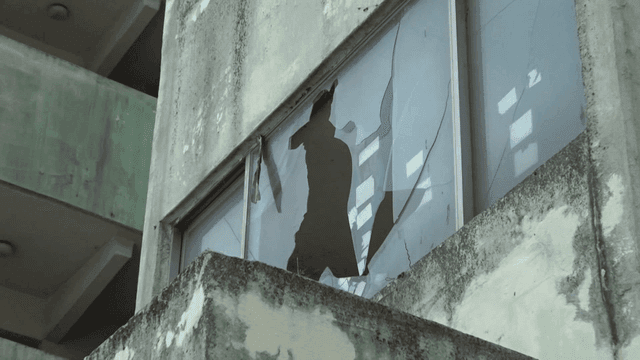 깨진 창문이 있는 오래된 건물