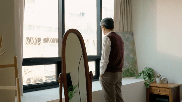 창밖을 바라보는 노인