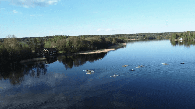 고요한 호수에서 카약을 타는 사람들