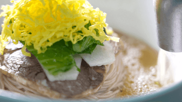 Cold noodles with broth poured over them