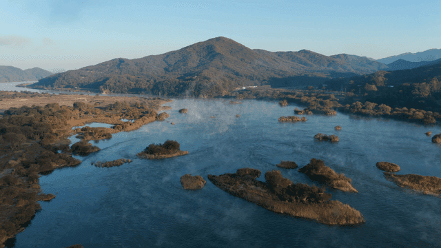 계곡을 흐르는 고요한 강