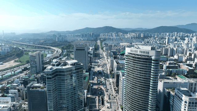 고층 건물이 있는 번화한 도시 풍경