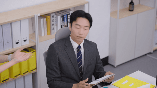 직장 상사에게 업무를 보고하는 여직원