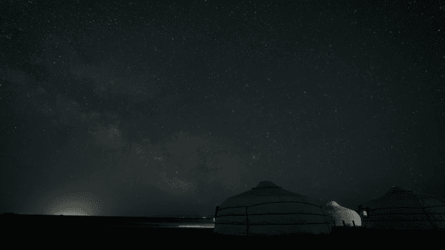 별이 빛나는 밤하늘과 유르트