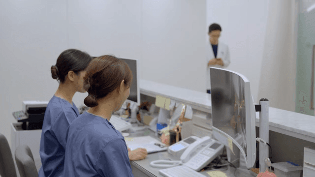 병원 접수 데스크에서 몰래 수다를 떠는 간호사들