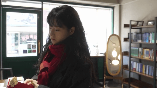 서점에서 책을 고르는 여성