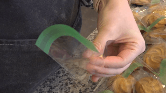 주방에서 쿠키를 포장하는 사람