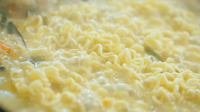 돼지 족발탕에 들어간 라면